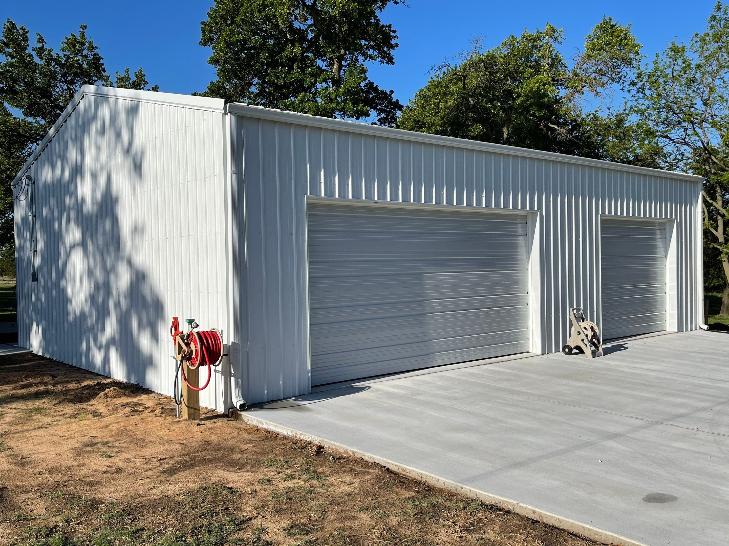 White Garage - Garage in Ponca City, OK
